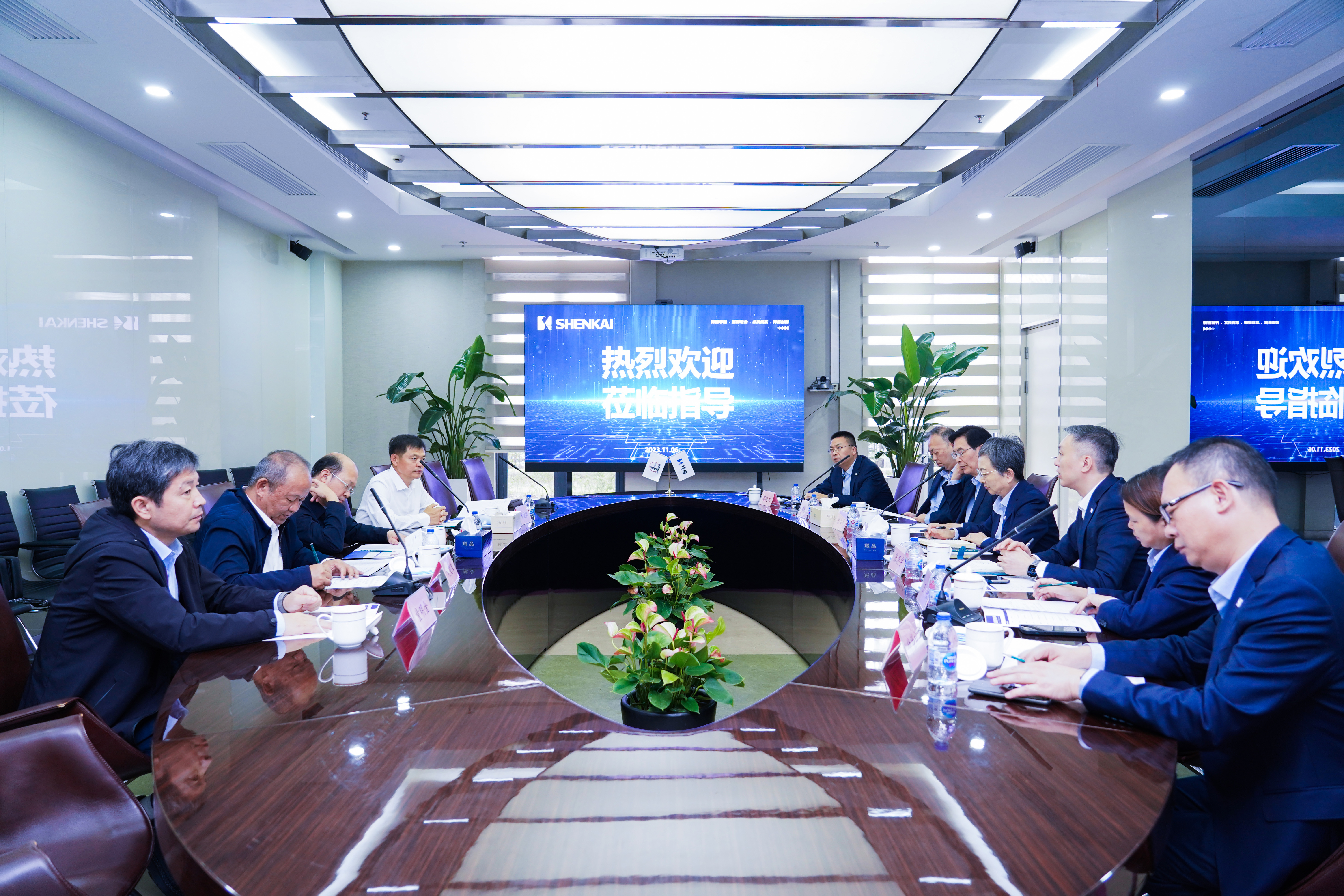 中國(guó)石化領(lǐng)導(dǎo)劉會(huì)友、張建闊一行蒞臨神開參觀考察(圖1)